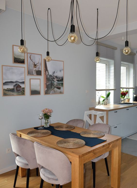 Dębowe deski warstwowe (przeznaczone na ogrzewanie podłogowe) oraz rozgałęziona lampa górna to główne ozdoby jadalni