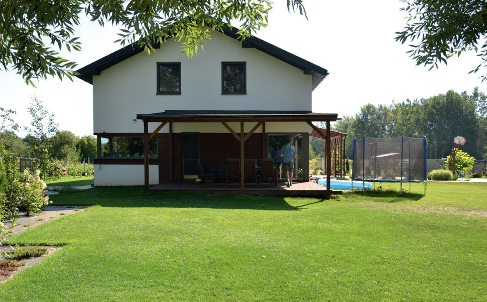 Południowo-zachodnia elewacja z tarasem o powierzchni 35 m2