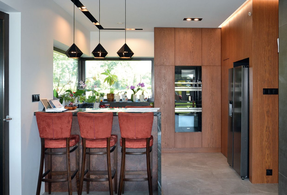 Kuchnia z półwyspem i wysoką zabudową