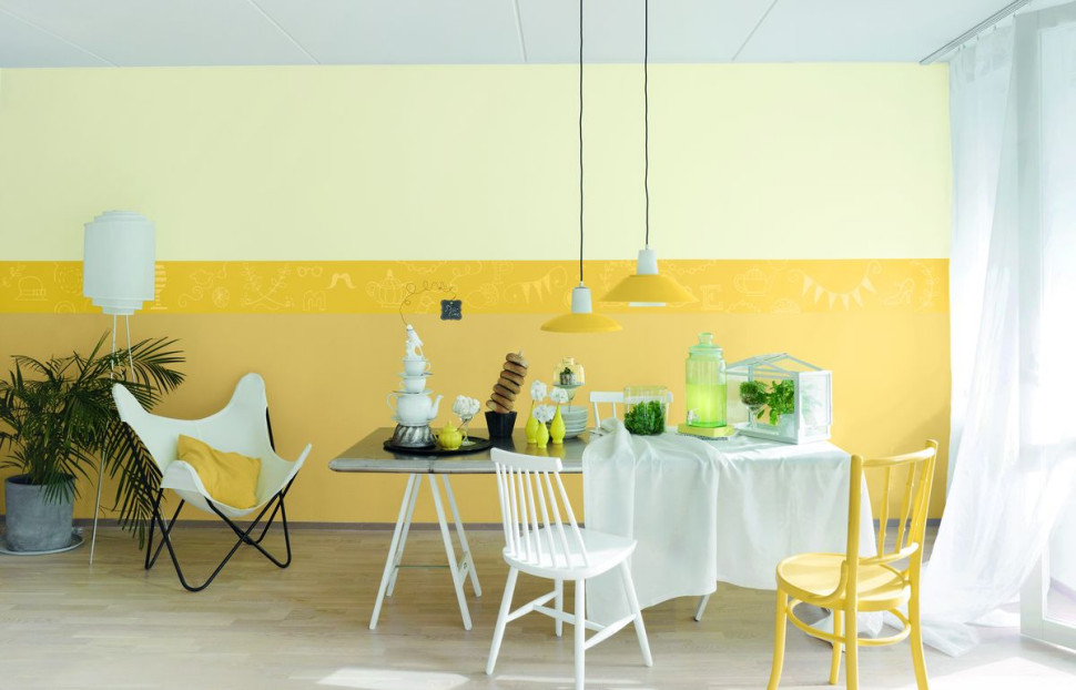 Jadalnia pomalowana odcieniami F302 Parmesan oraz J392 Wax