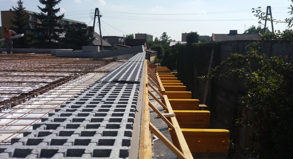 Fragment stropu parteru w budynku pasywnym, wznoszonym w technologii IZODOM2000