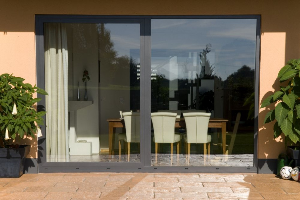 Duże przeszklenia drzwi balkonowych, nowy trend w stolarce otowrowej. fot. AWILUX