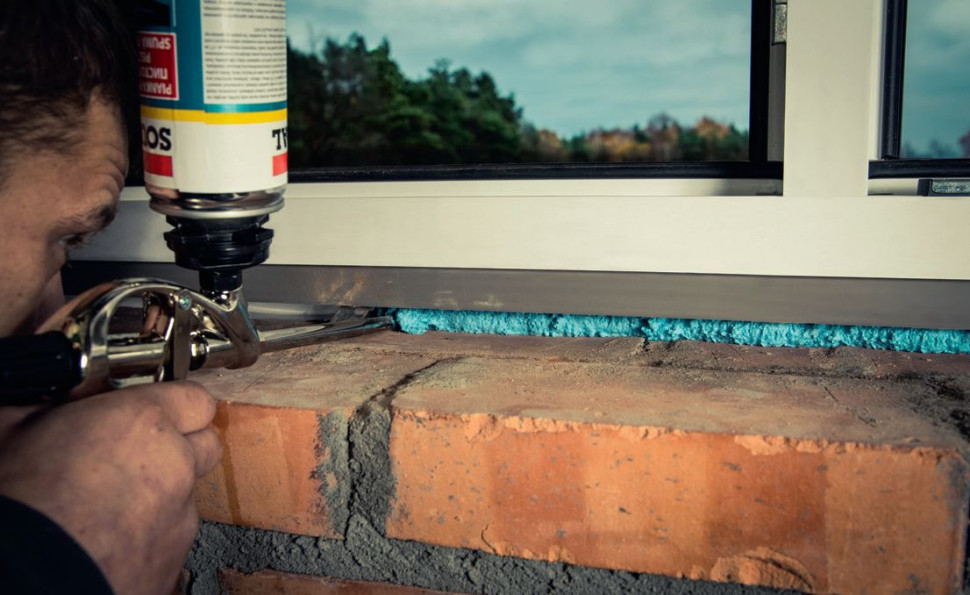 Termoizolacyjna pianka montażowa powinna dokładnie wypełnić zwilżoną wcześniej szczelinę