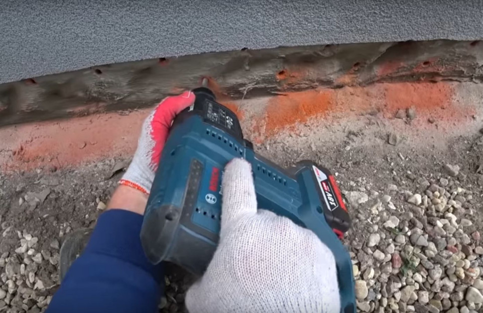 Wywiercanie otworów iniekcyjnych. Fot. Ultrament