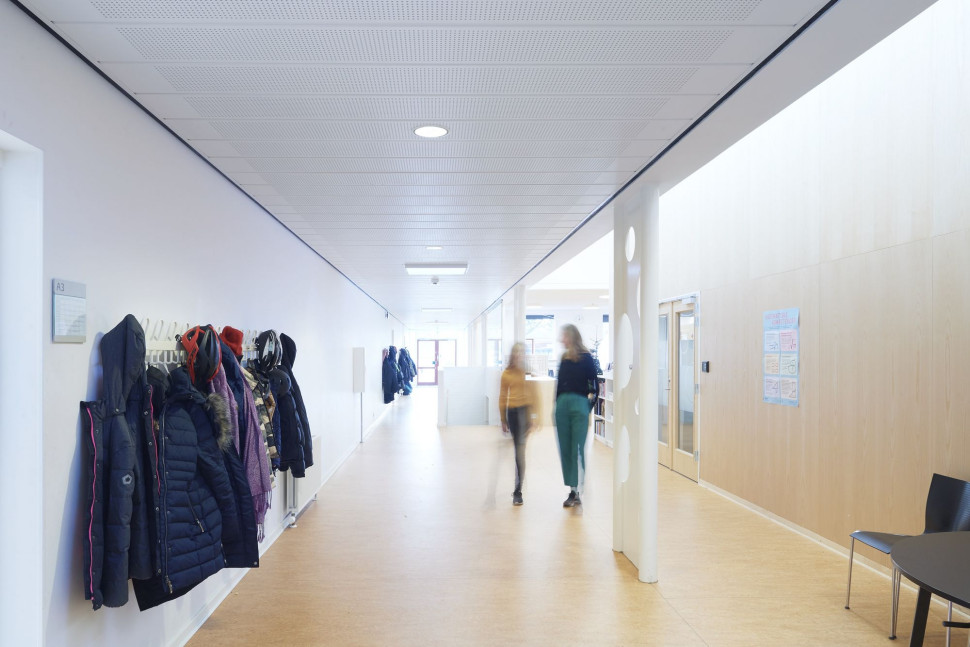 Sufit podwieszany Sufit podwieszany Rigips Gyptone w szkole