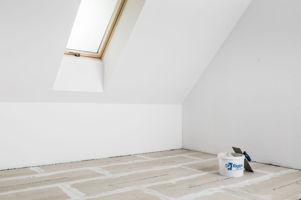 Suchy jastrych na poddaszu wykonany z płyt gipsowo-włoknowych RIGIPS Rigidur po zaszpachlowaniu połączeń płyt