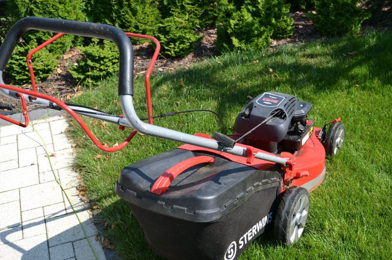 Kosiarka o mocy 1,98 KM ma nóż o średnicy cięcia 42 cm, napęd na tylne koła, kosz.