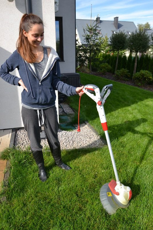 Podkaszarka elektryczna z żyłką służy do oczyszczania miejsc niedostępnych dla kosiarki.