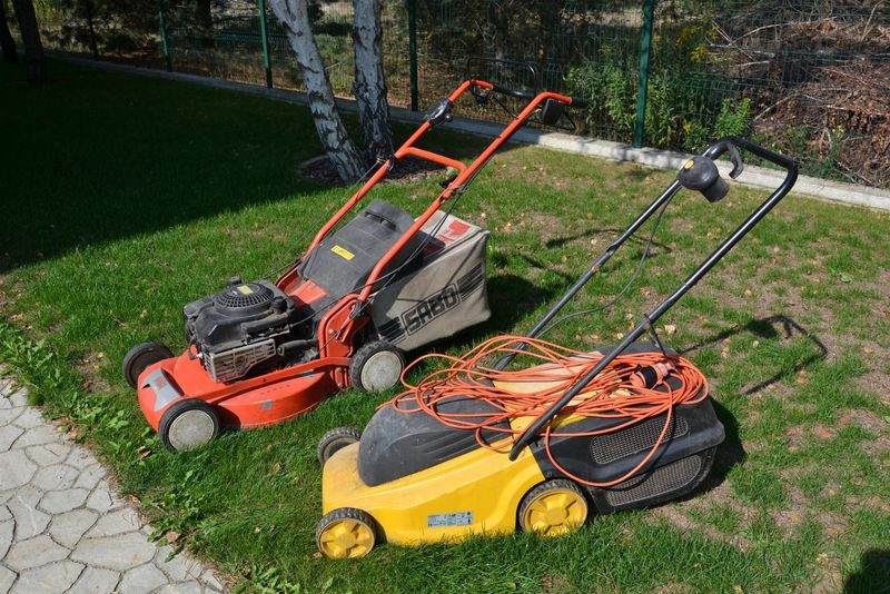 Kosiarki: spalinowa i elektryczna