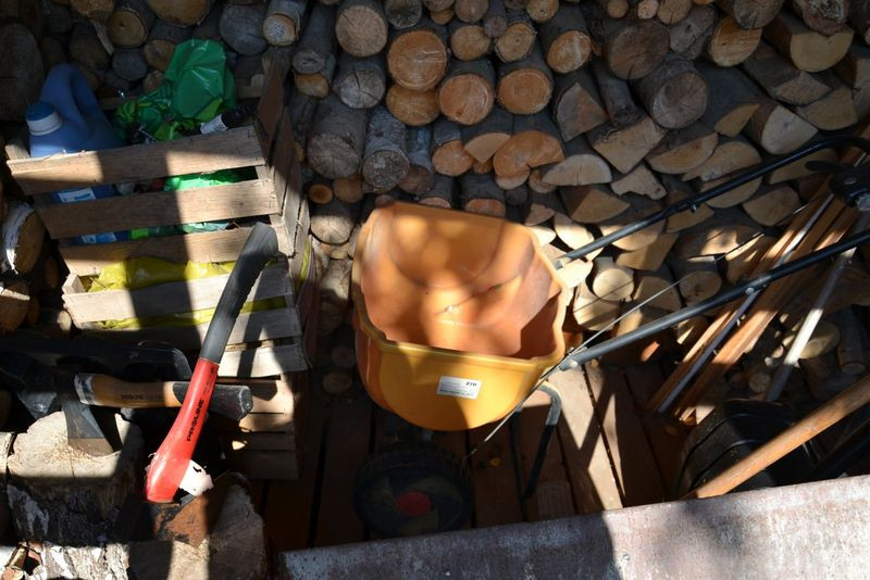 Taczka, siewnik na kółkach, siekiery