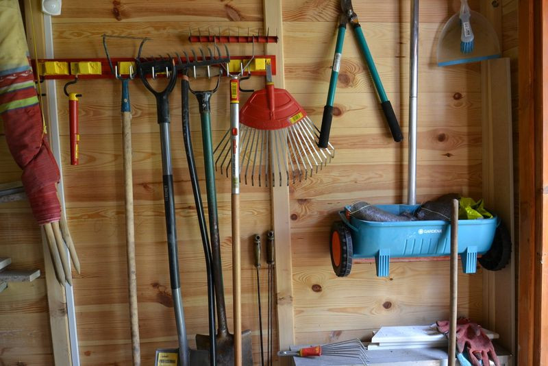 Komplet narzędzi do grabienia, spulchniania, kopania zawieszono na specjalnym wieszaku