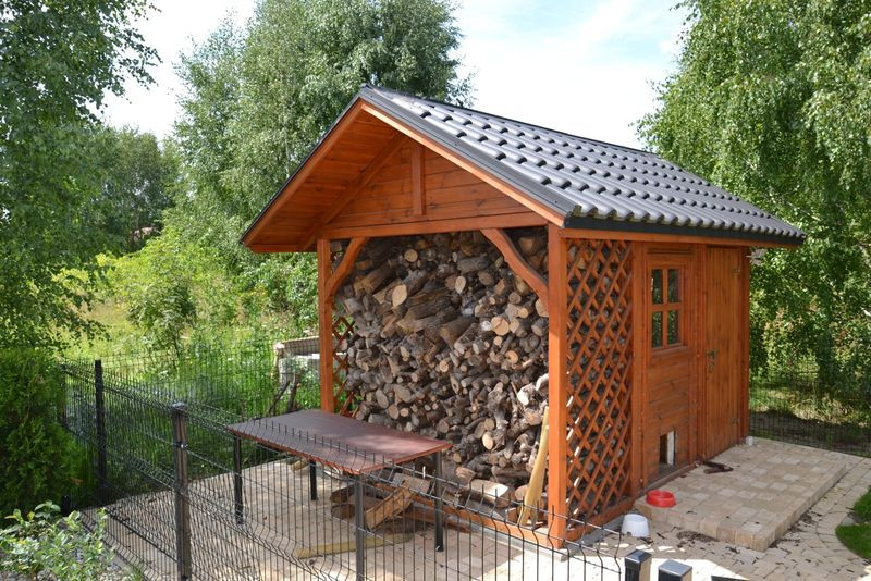 Narzędzia ogrodnicze przechowuje się w domu ogrodnika