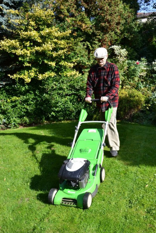 Lekka zwrotna kosiarka z napędem