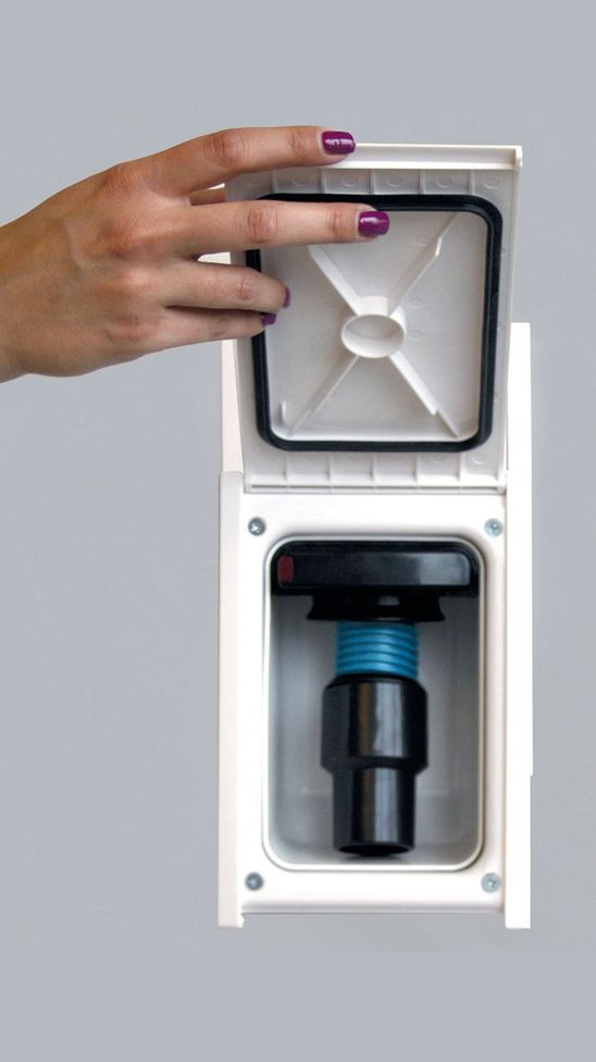 Nowoczesne systemy umożliwiają zastosowanie długiego (15-metrowego), giętkiego węża, chowanego w ścianie