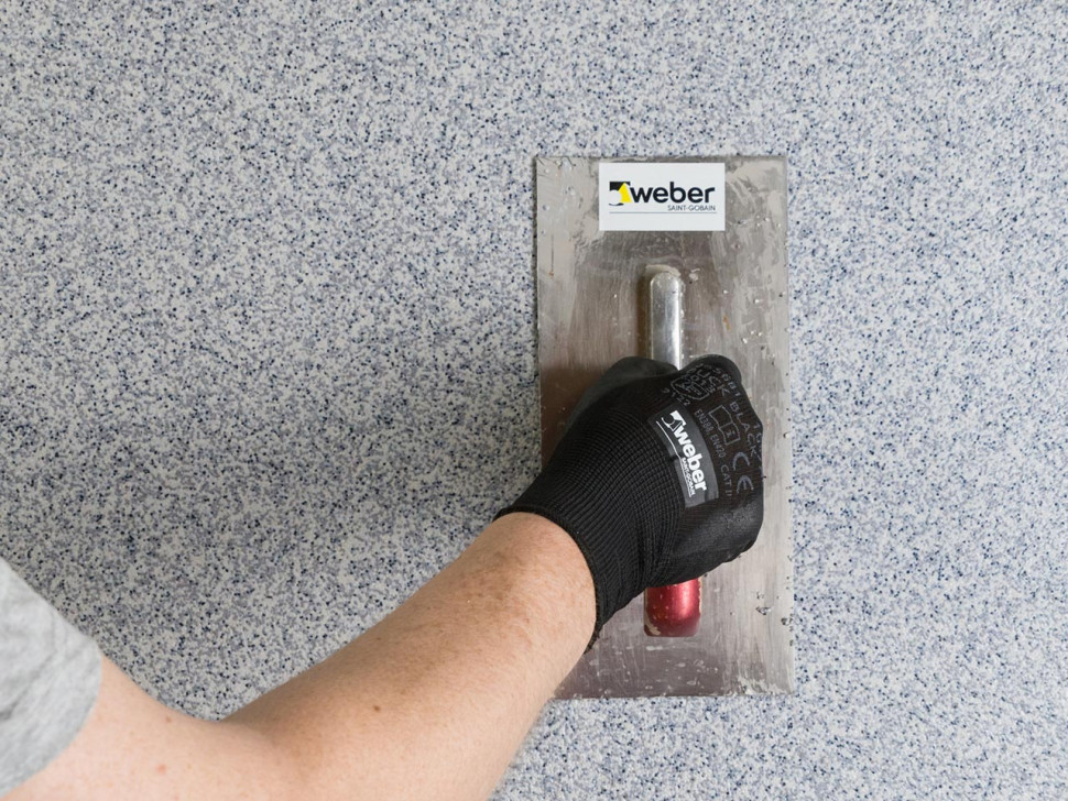 Wygładzanie tynku mozaikowego