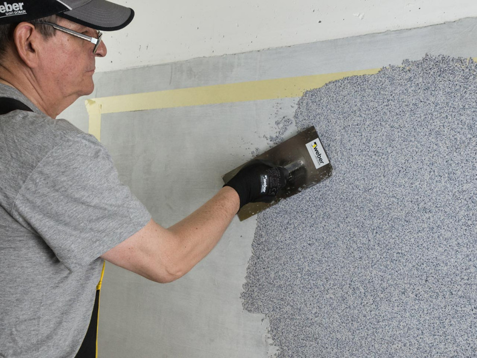 Nakładanie tynku mozaikowego