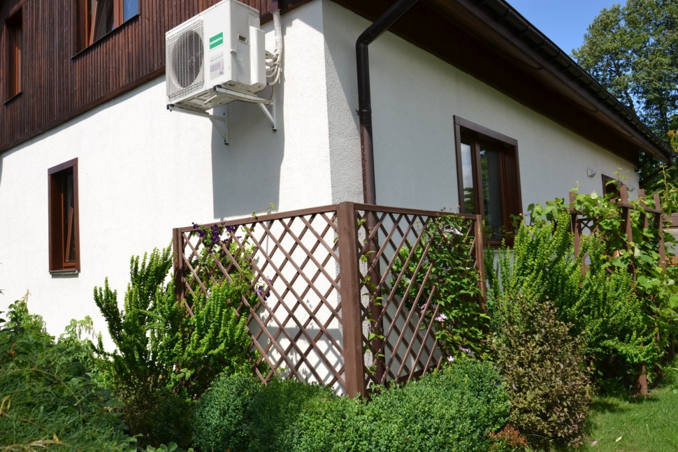 Jednostkę zewnętrzną zamocowano na metalowym stelażu na ścianie w górnej części parteru