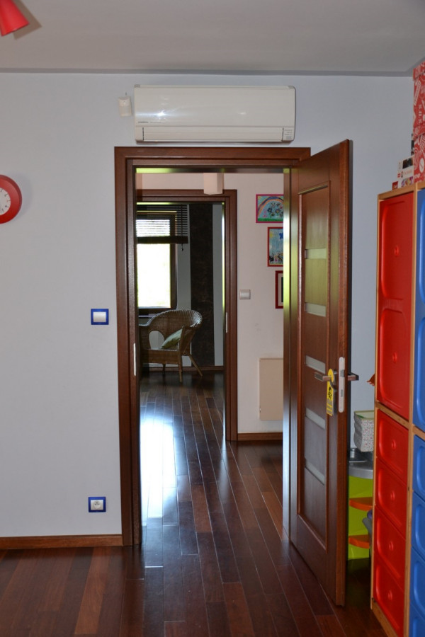 Jednostki wewnętrzne zawieszono nad drzwiami sypialni