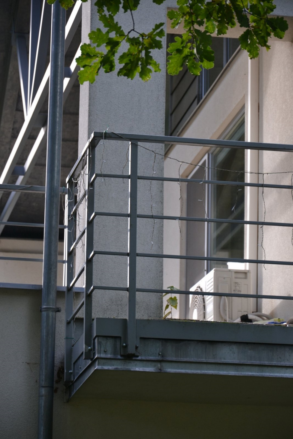 Jednostki zewnętrzne ustawiono na płaskim dachu nad parterem