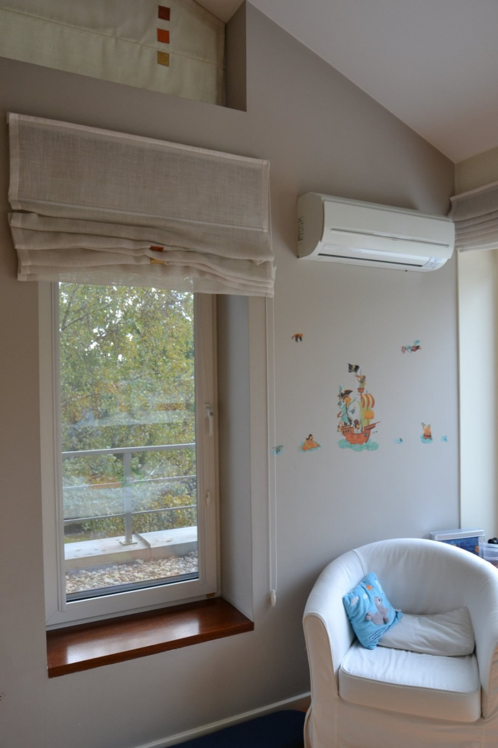 Jednostki wewnętrzne klimatyzatora zamocowano na ścianie blisko okien