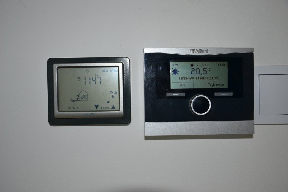 Regulator wentylacji (po lewej), znajduje się w jadalni, w poręcznym miejscu