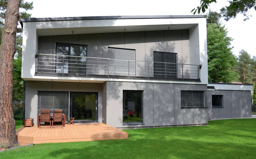 Fragment dolnego tarasu zadaszono wysuniętym stropem