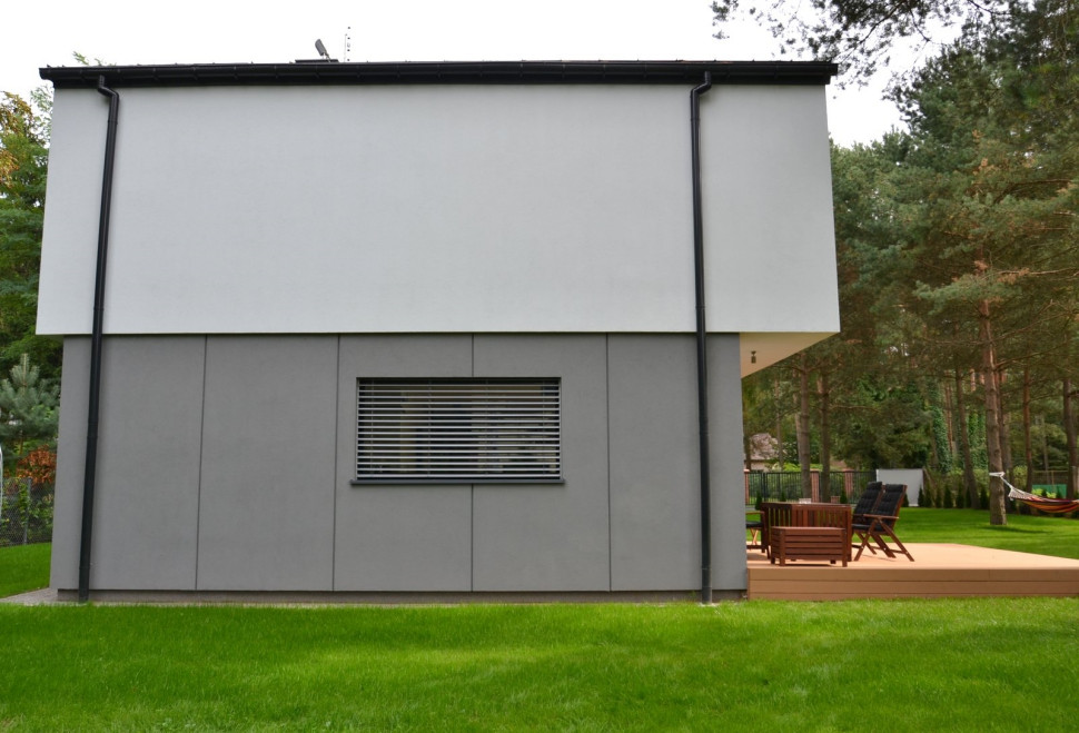 Tył budynku ma zaledwie jedno okno (doświetla salon)