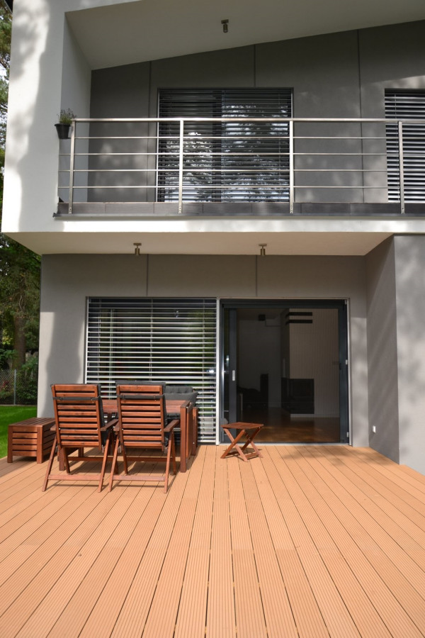 Taras o powierzchni 25,5 m2 wykończono deskami kompozytowymi