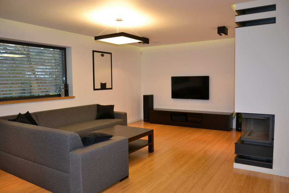 Posadzka w salonie wyłożona specjalnymi deskami ze sprasowanego bambusa