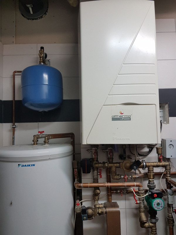 Wiszący model pompy powietrznej podgrzewa również wodę w buforze o poj. 500 l