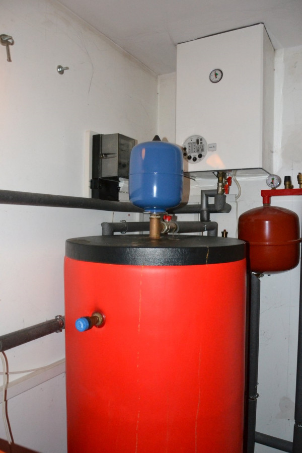 W instalacji znajduje się zasobnik c.w.u. o poj. 300 l i kocioł elektryczny