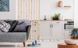 Jak ciekawie zaaranżować salon w kawalerce?