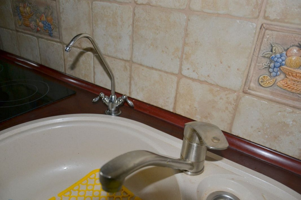 Elementy instalacji, działającej na zasadzie odwróconej osmozy, zamontowane w kuchni