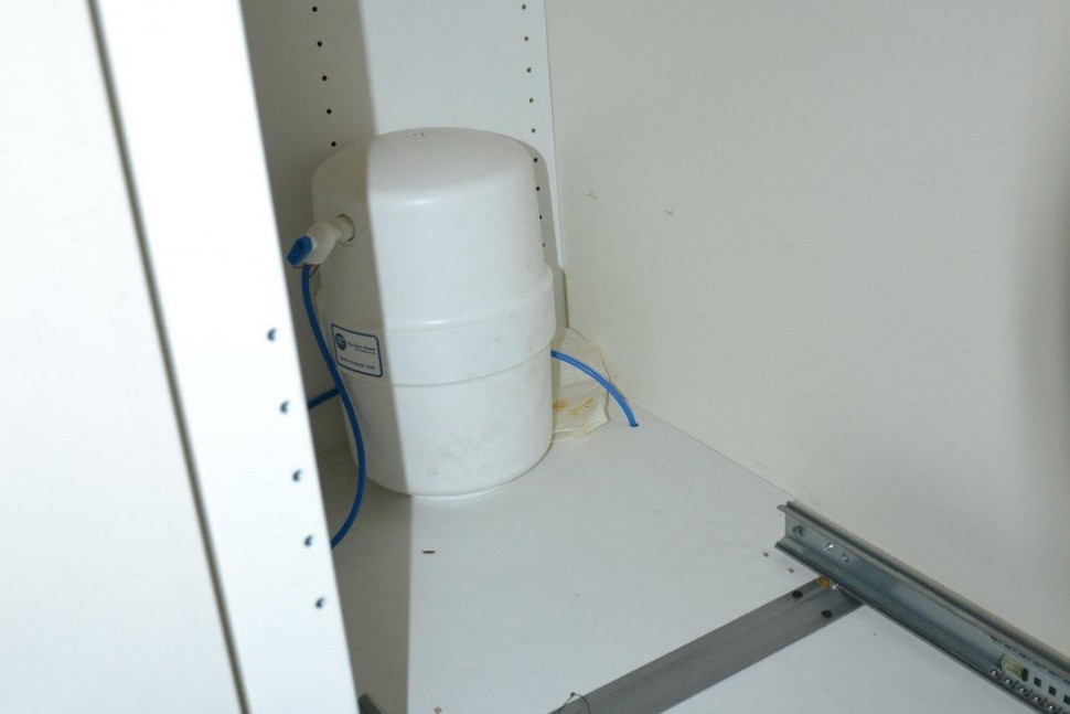 Elementy instalacji, działającej na zasadzie odwróconej osmozy, zamontowane w kuchni