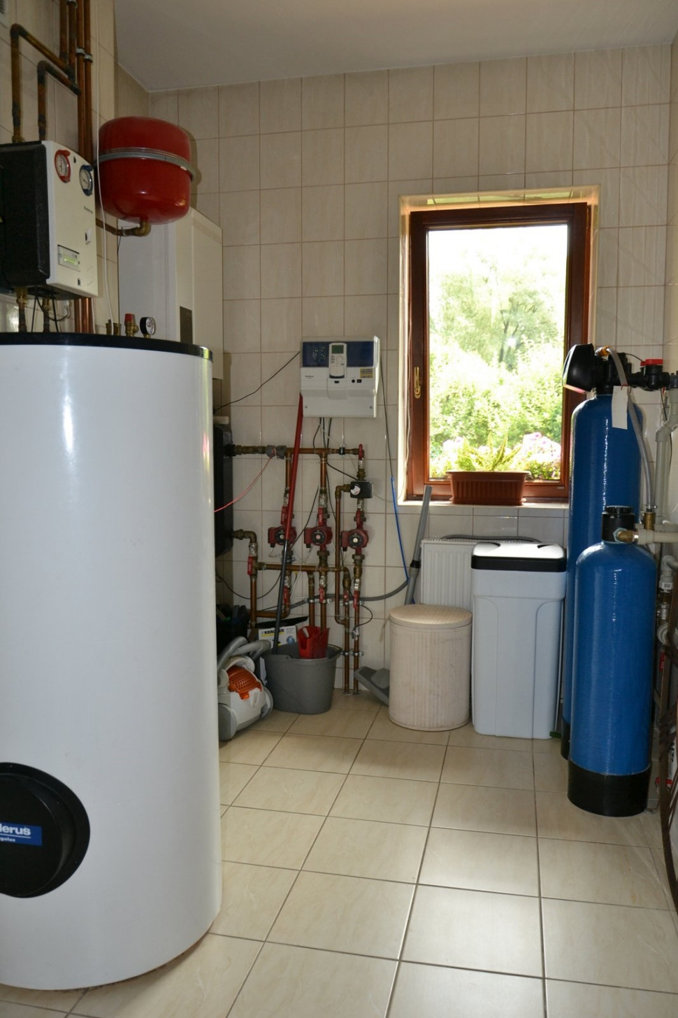 Kotłownia jest dostatecznie duża, żeby zmieścić stację uzdatniania wody i urządzenia grzewcze