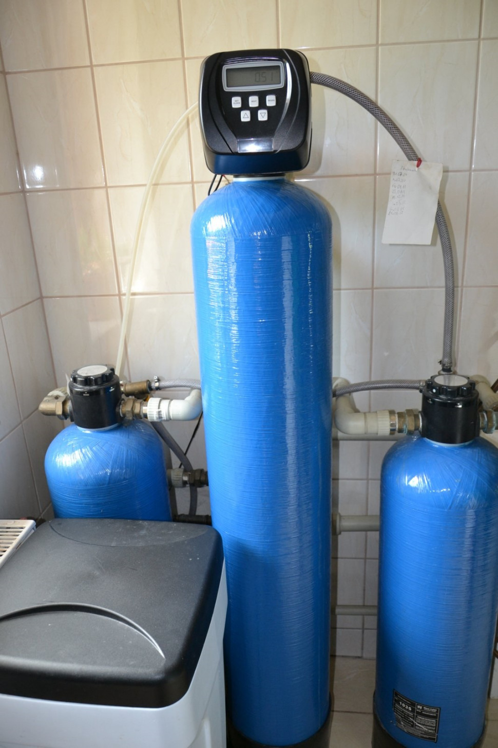 Stacja uzdatniania wody na początku instalacji wodnej obejmuje 3 kolumny i zmiękczacz wody