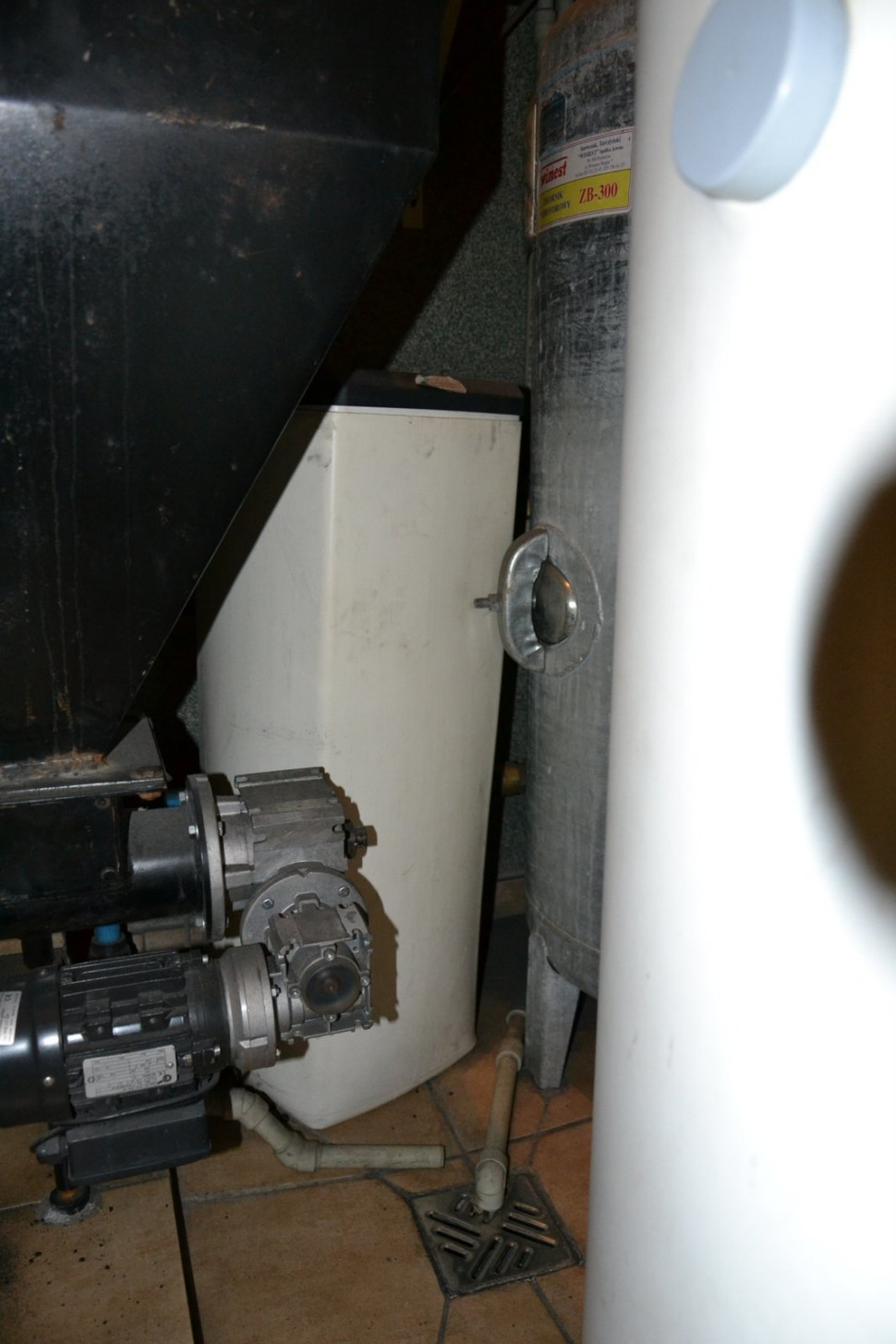 Zmiękczacz stojący w głębi kotłowni