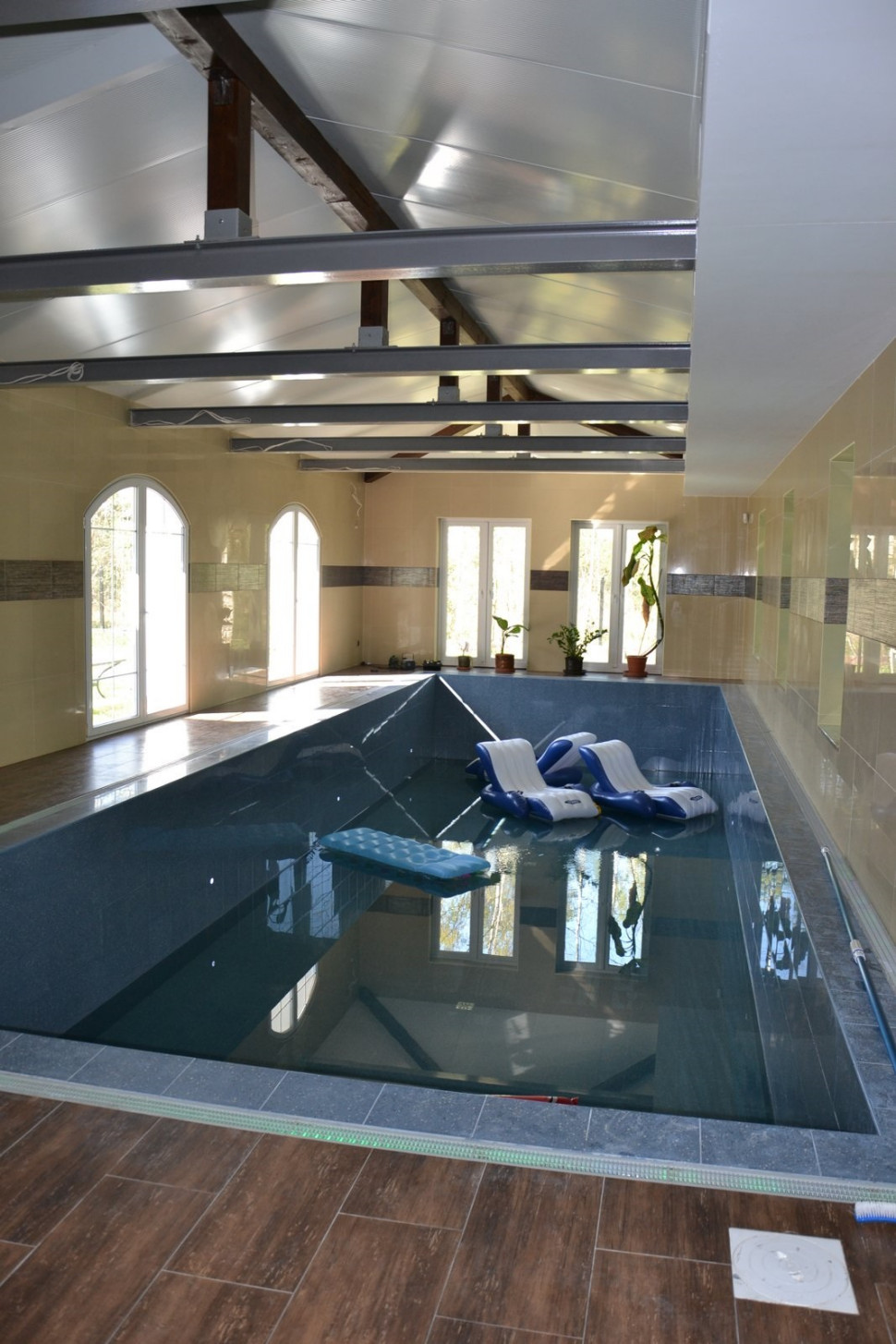 Kryty basen ma pojemność 80 000 l wody