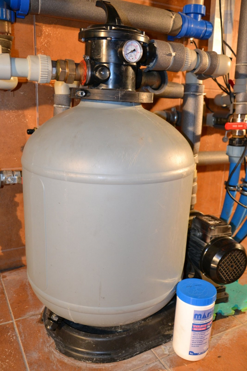 Filtr piaskowy współpracuje z pompą ssąco-tłoczącą o wydajności 17 m3/godz.