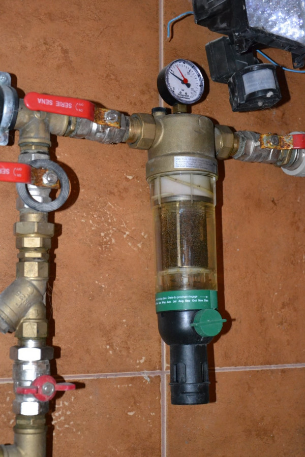 Filtr mechaniczny na początku domowej instalacji wodociągowej