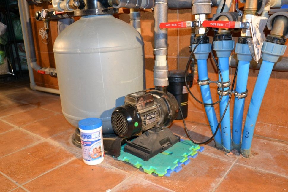 Filtr piaskowy współpracuje z pompą ssąco-tłoczącą o wydajności 17 m3/godz.