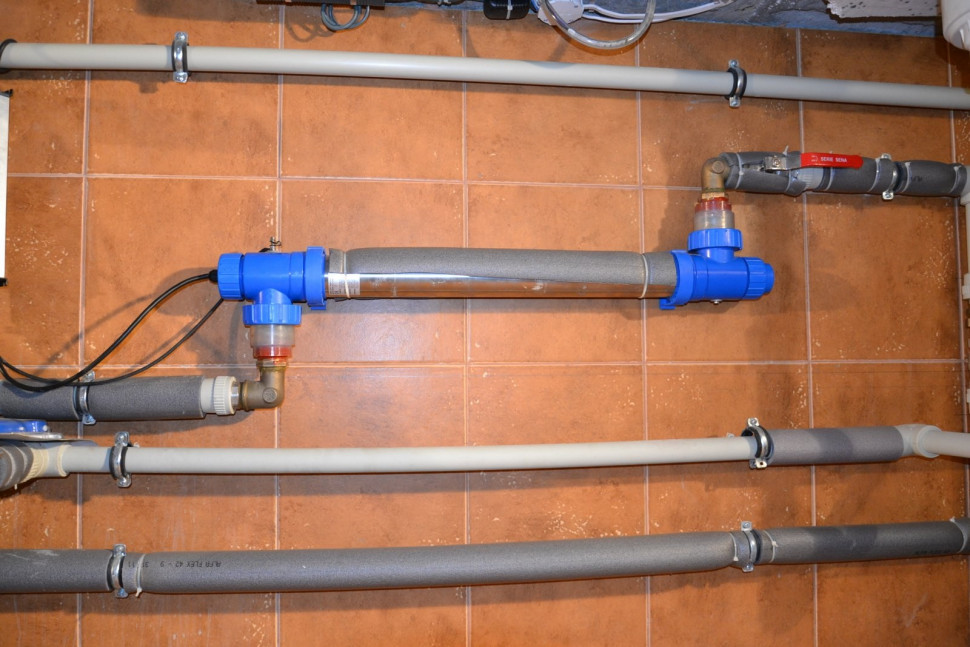 Woda basenowa przepływa przez ozonatory