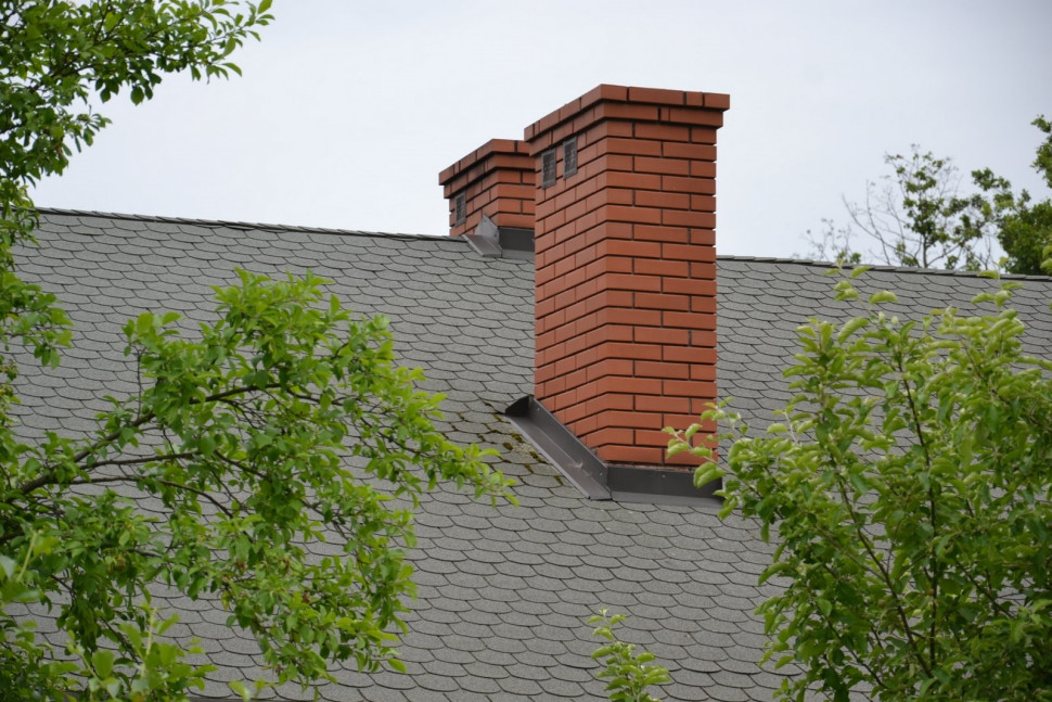Obróbki blacharskie przy kominach, wykonane z płaskiej blachy, od początku są szczelne