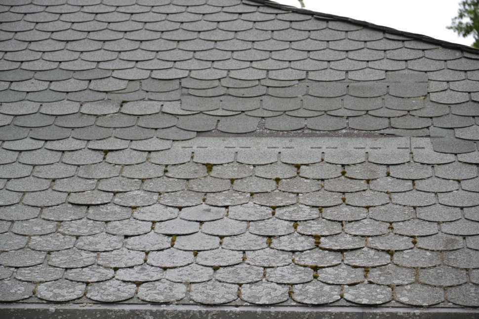 Uszkodzenia po wichurze i mech na pokryciu na północnej połaci dachu