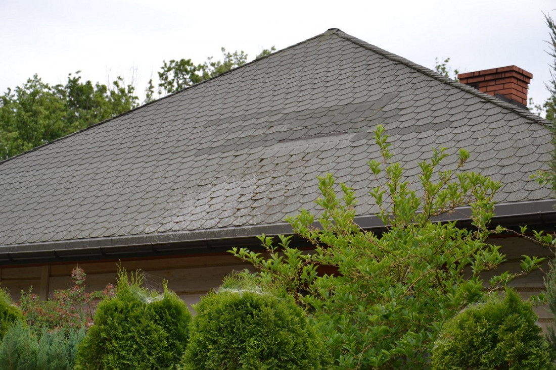 Dach pokryty gontem bitumicznym uszkodzony przez wichurę