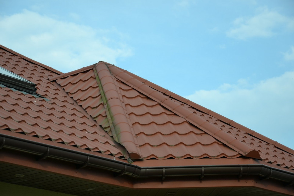 Łamany dach nad jadalnią to przyczyna licznych odpadów blachy