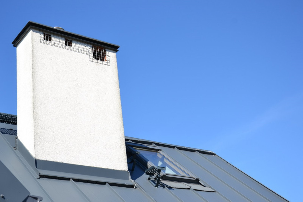 Obróbka blacharska przy kominie, schodki kominiarskie, wyłaz dachowy