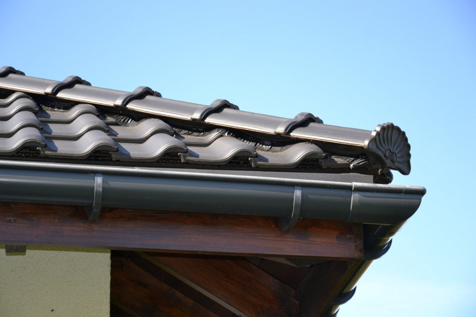 Każdą połać ozdabia dekoracyjnie zakończony gąsior