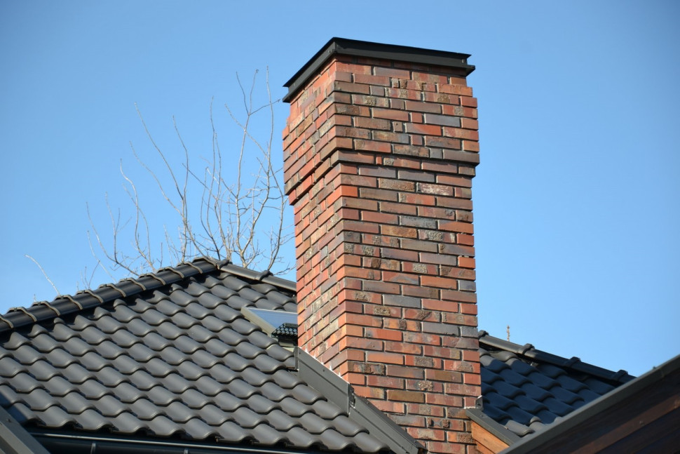 Wyłaz dachowy przy kominie