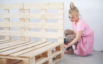 Jak samodzielnie zrobić łóżko z palet - krok po kroku?